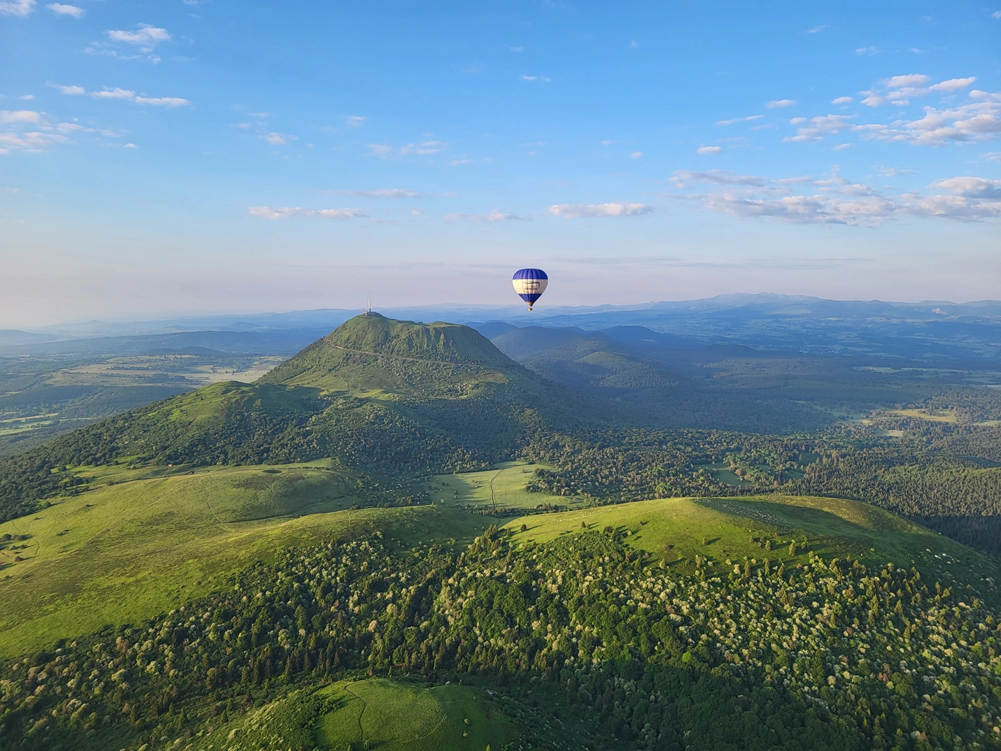 photo-auvergne-montgolfiere-vol-puy-de-dome-accueil.webp